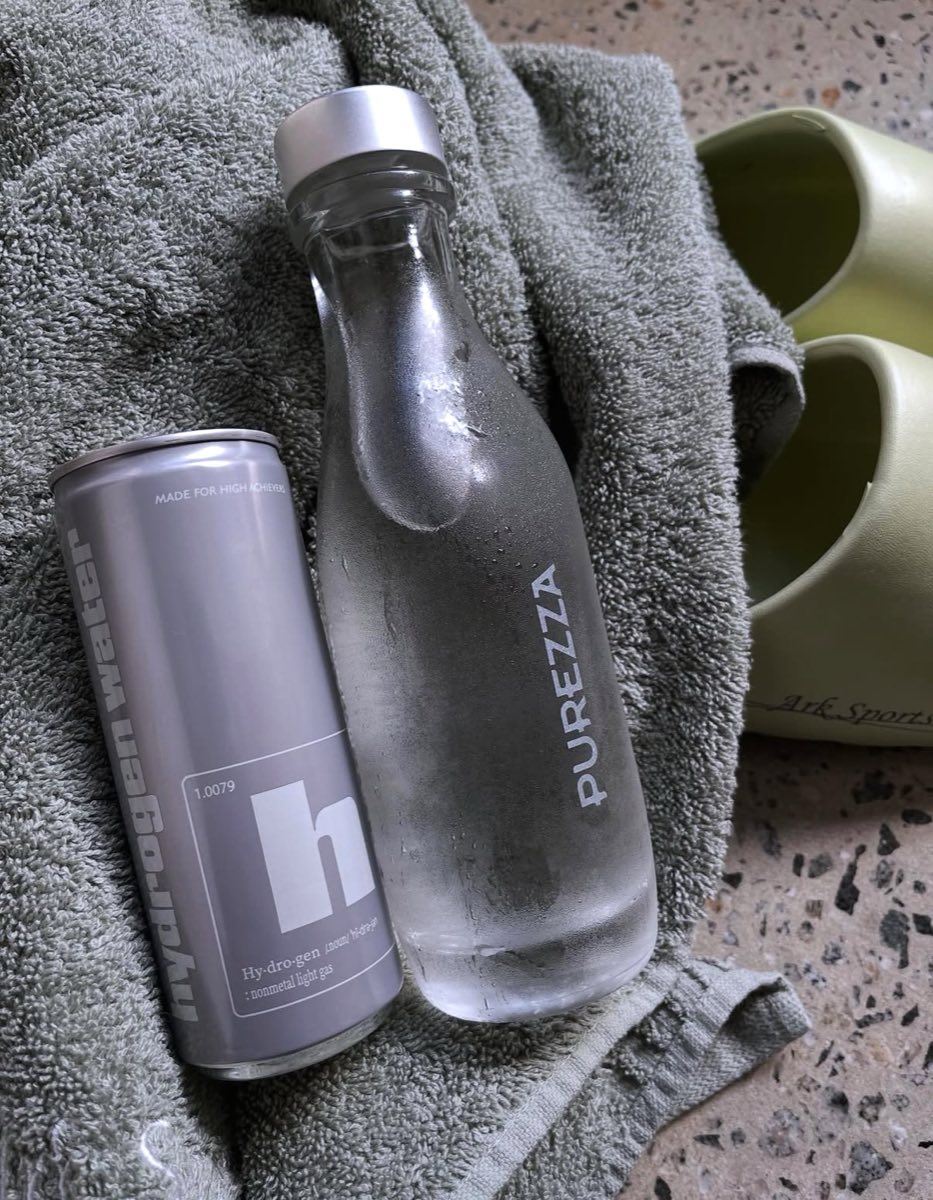 A towel, filtered water bottle and Ark slides laid out ready for a visit